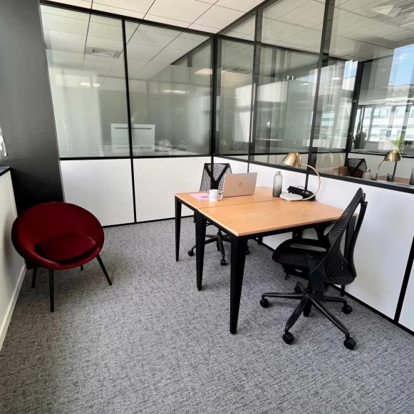 Bureau privé 11 m² 2 postes Coworking Rue des Satellites Le Haillan 33185 - photo 4