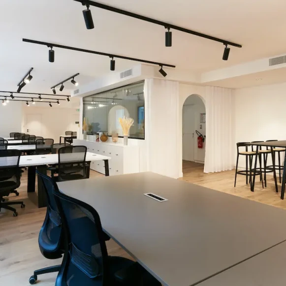 Espace indépendant 185 m² 28 postes Coworking Rue de Grenelle Paris 75006 - photo 1