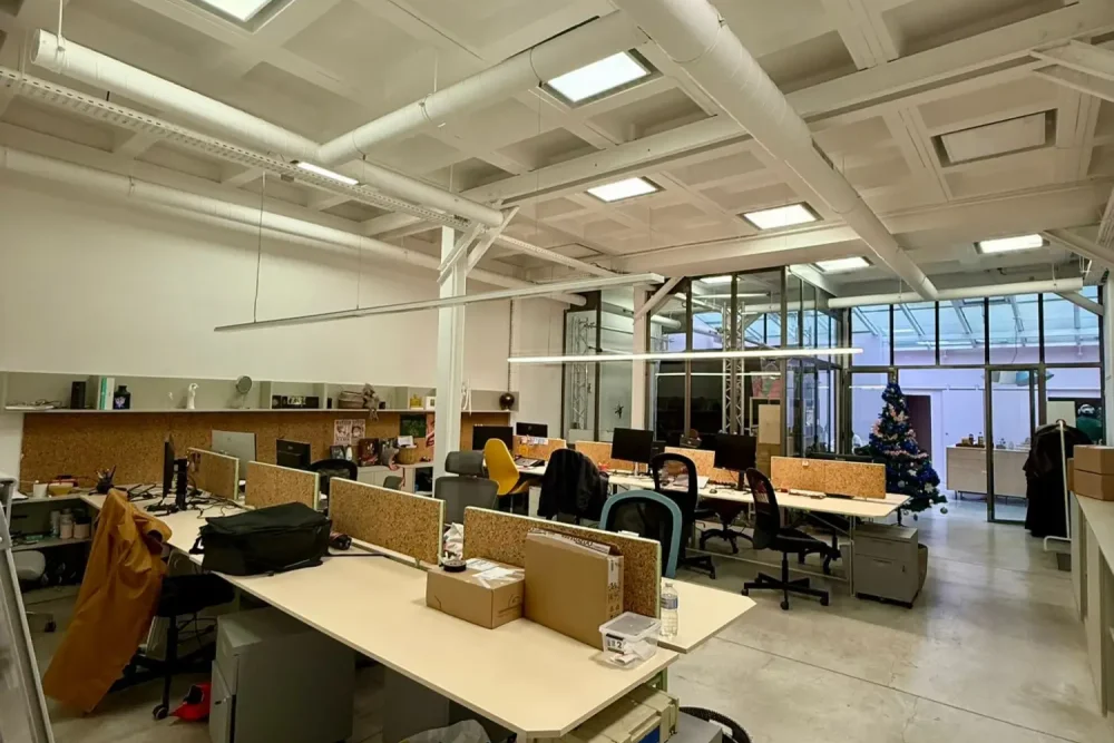 Espace indépendant - 75020 - 32 postes - 8300€