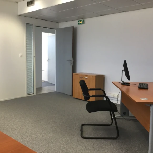 Bureau privé 26 m² 6 postes Location bureau Rue Royale Saint-Cloud 92210 - photo 5