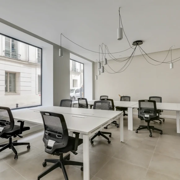Bureau privé 63 m² 12 postes Location bureau Rue Saint-Marc Paris 75002 - photo 2