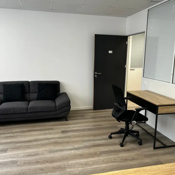 Bureau privé 25 m² 4 postes Coworking Rue Louis Ampère Neuilly-sur-Marne 93330 - photo 2