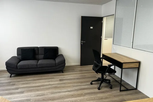Bureau privé - 93330 - 4 postes - 690€