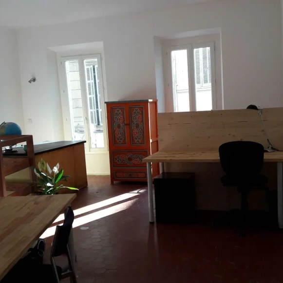 Open Space  2 postes Location bureau Rue Saint-Savournin Marseille 13001 - photo 1