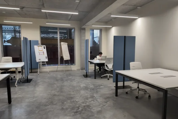 Open Space - 59800 - 11 postes - 266€