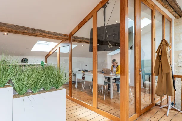Open Space - 33000 - 10 postes - 219€