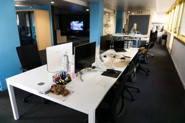 Open Space - 06200 - 6 postes - 190€