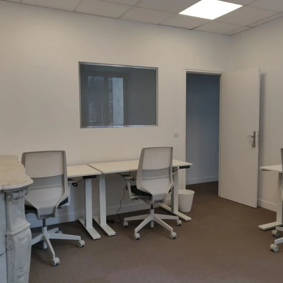 Bureau privé 15 m² 4 postes Coworking Rue de Turenne Paris 75004 - photo 2