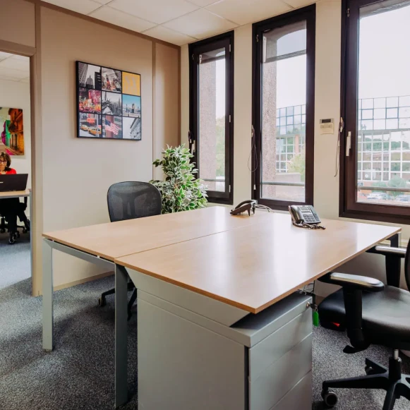 Bureau privé 21 m² 3 postes Coworking Rue de la Découverte Labège 31670 - photo 3