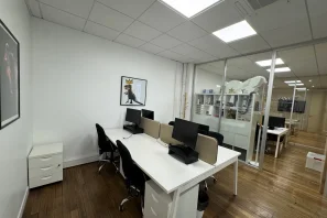 Bureau privé - 75004 - 4 postes - 1300€