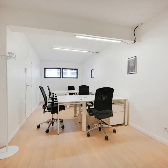 Bureau privé 22 m² 6 postes Coworking Avenue du Général Michel Bizot Paris 75012 - photo 1