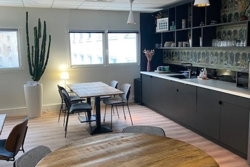 Open Space - 44000 - 5 postes - 240€