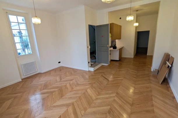 Espace indépendant - 75017 - 10 postes - 3700€