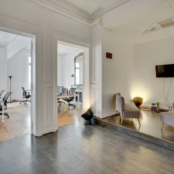 Espace indépendant 295 m² 46 postes Location bureau Rue de Berri Paris 75008 - photo 2