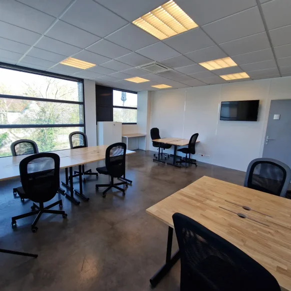 Bureau privé 31 m² 6 postes Location bureau Square Benjamin Franklin Montigny-le-Bretonneux 78180 - photo 1