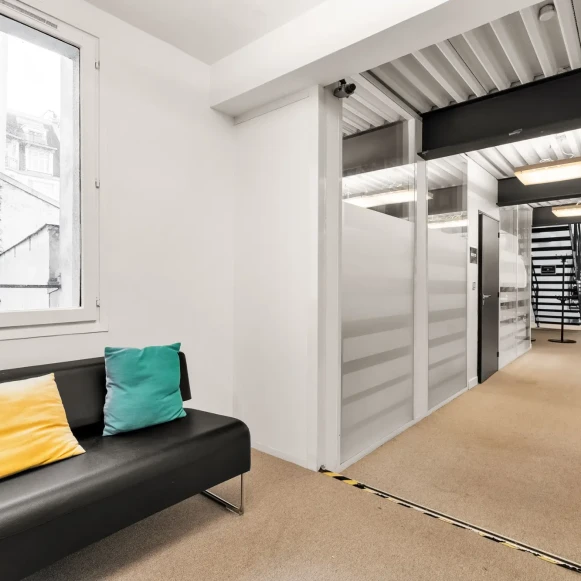 Espace indépendant 741 m² 98 postes Location bureau Boulevard de Strasbourg Paris 75010 - photo 2