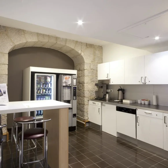 Bureau privé 4 m² 1 poste Location bureau Place de la Joliette Marseille 13002 - photo 2