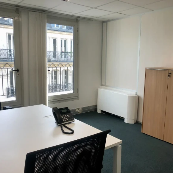 Bureau privé 15 m² 2 postes Location bureau Rue des Petits Hôtels Paris 75010 - photo 2