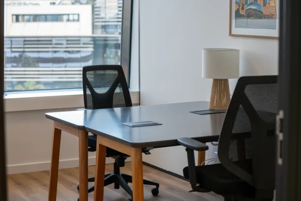 Bureau privé - 06200 - 2 postes - 889€