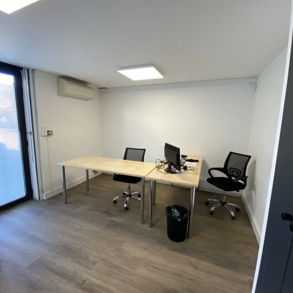 Bureau privé 14 m² 4 postes Coworking Rue Sainte-Catherine Castries 34160 - photo 2