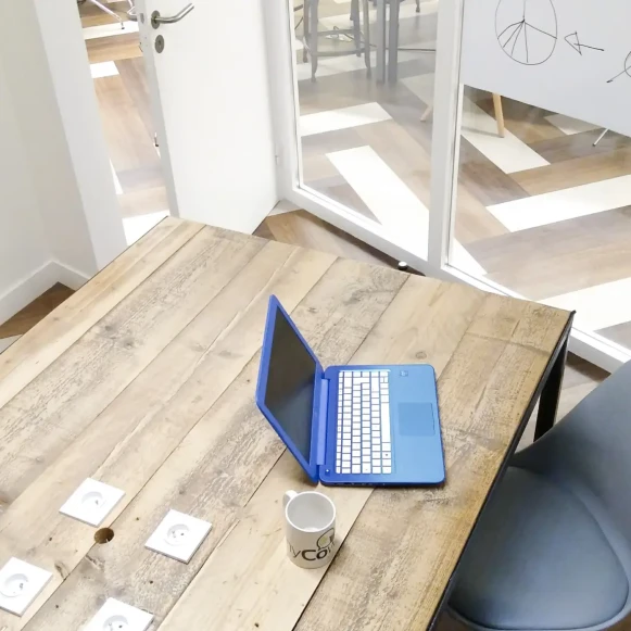 Bureau privé 9 m² 4 postes Coworking Rue Greneta Paris 75002 - photo 2