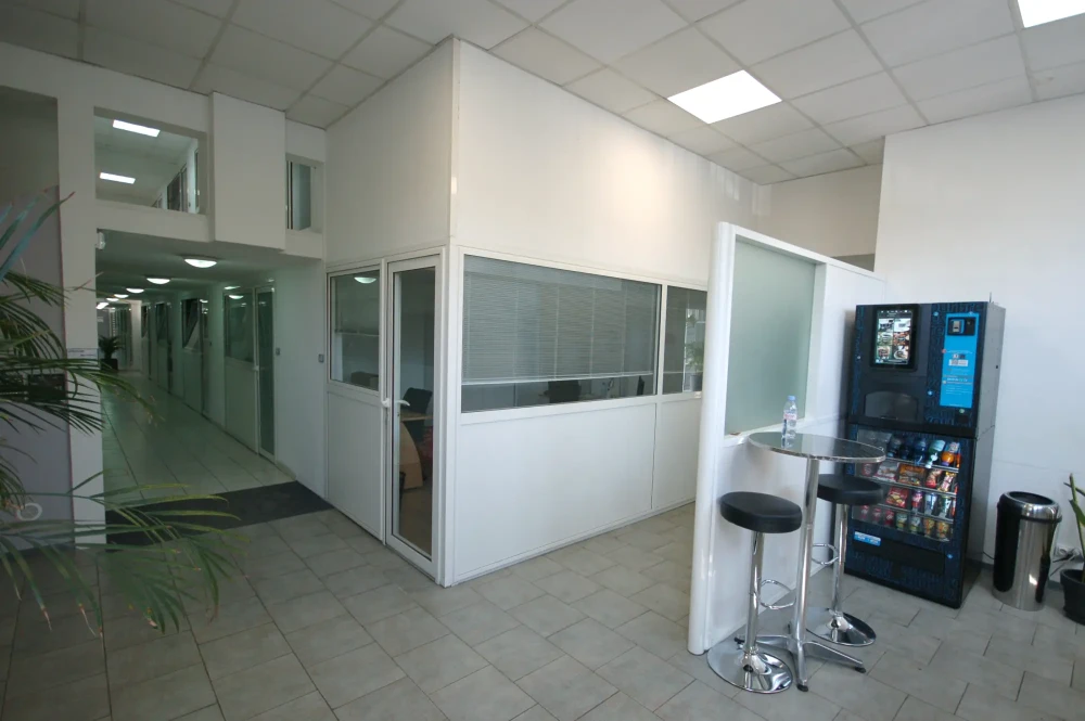 Open Space - 06300 - 8 postes - 240€