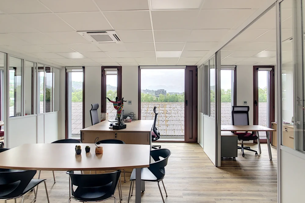 Open Space - 73000 - 4 postes - 250€