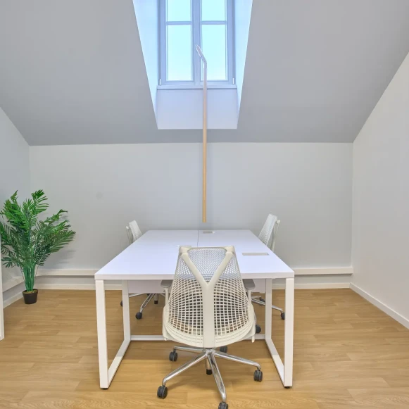 Bureau privé 16 m² 6 postes Coworking Cour des Cigarières Strasbourg 67000 - photo 4