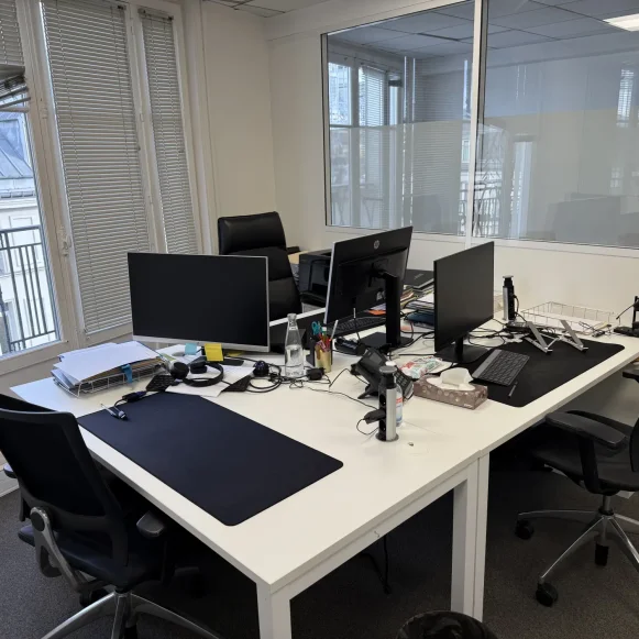 Bureau privé 15 m² 3 postes Location bureau Rue du Faubourg Montmartre Paris 75009 - photo 1