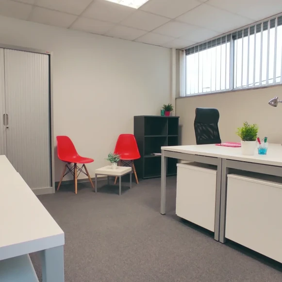 Bureau privé 23 m² 4 postes Coworking Chemin de la Crabe Toulouse 31300 - photo 1