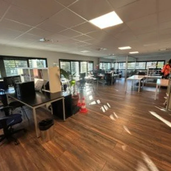 Bureau privé 130 m² 20 postes Coworking Rue de la tramontane Aix-en-Provence 13090 - photo 2