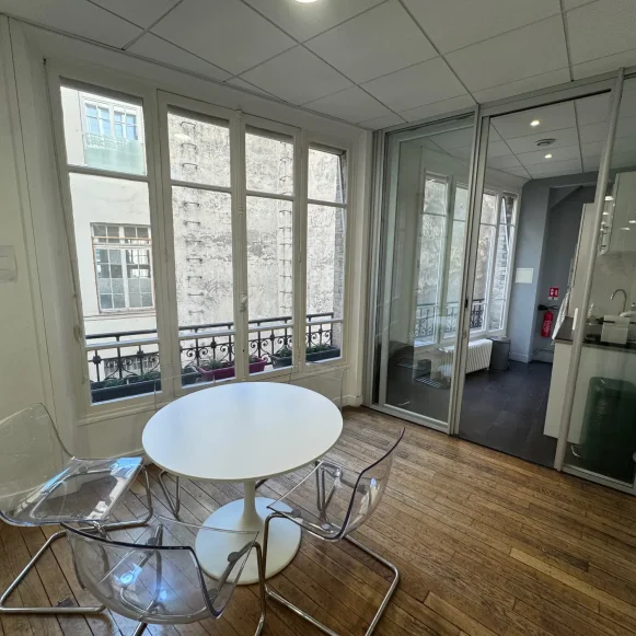 Bureau privé 14 m² 4 postes Location bureau Rue du Renard Paris 75004 - photo 5