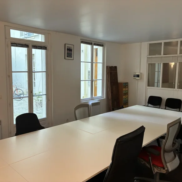 Espace indépendant 100 m² 9 postes Location bureau Rue Lamartine Paris 75009 - photo 7