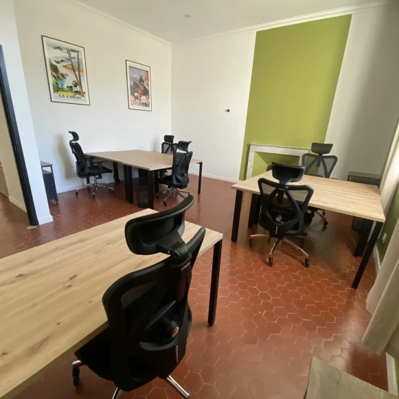 Bureau privé 25 m² 6 postes Coworking Place de la Gare Aix-en-Provence 13100 - photo 1