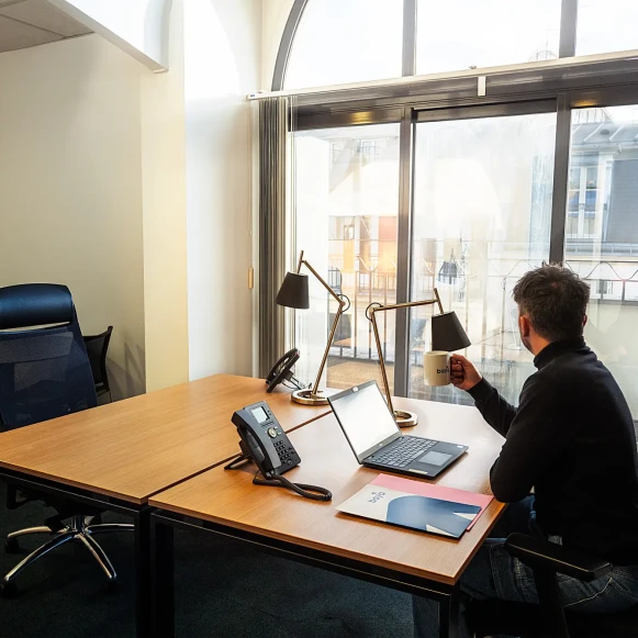 Bureau privé 16 m² 3 postes Coworking Rue des Petits Hôtels Paris 75010 - photo 2