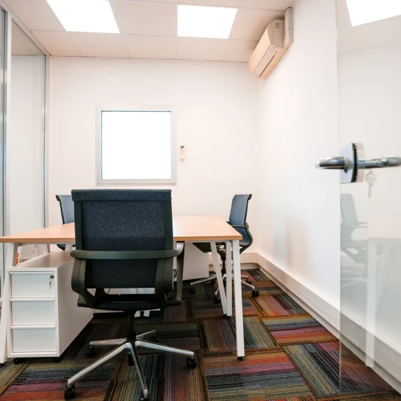 Bureau privé 15 m² 4 postes Location bureau Rue Jean Jaurès La Roche-sur-Yon 85000 - photo 4
