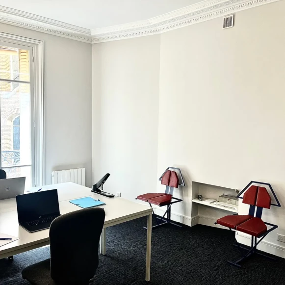 Bureau privé 19 m² 4 postes Location bureau Avenue Victor Hugo Paris 75016 - photo 2