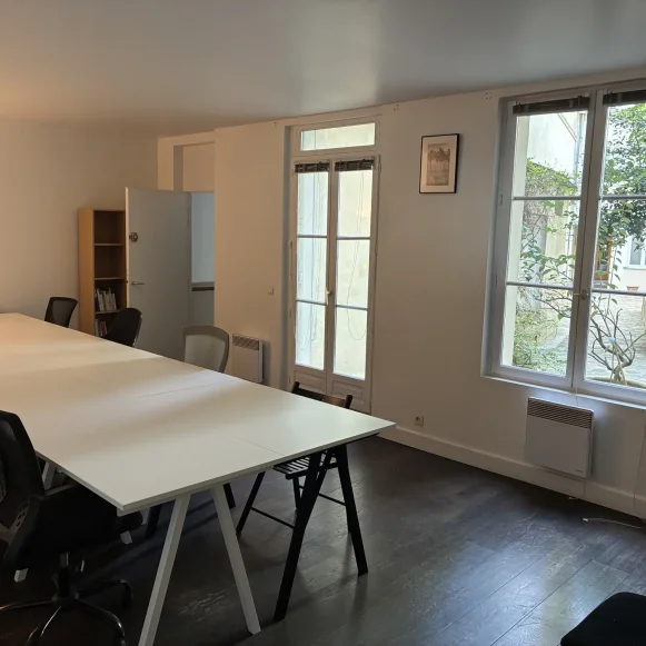 Espace indépendant 100 m² 9 postes Location bureau Rue Lamartine Paris 75009 - photo 4