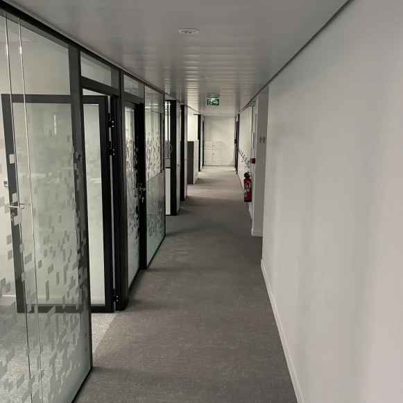Bureau privé 15 m² 5 postes Location bureau Avenue de l'Arche Courbevoie 92400 - photo 3