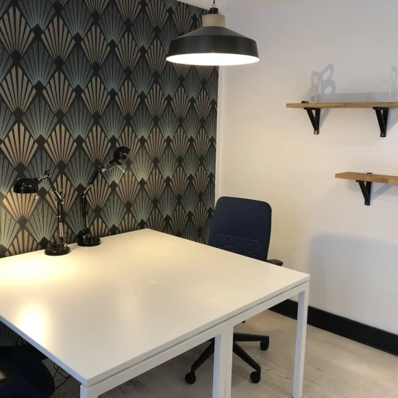 Bureau privé 15 m² 3 postes Coworking Rue du Chapeau Rouge Dijon 21000 - photo 1