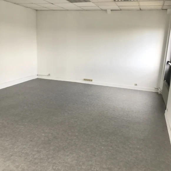 Bureau privé 26 m² 5 postes Coworking Avenue Blaise Pascal Morangis 91420 - photo 2