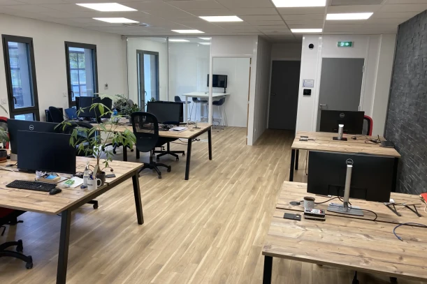Bureau privé - 38240 - 10 postes - 950€