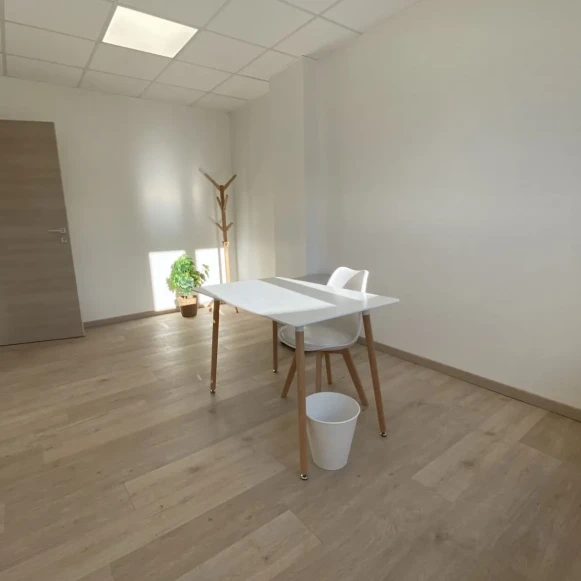 Bureau privé 12 m² 2 postes Coworking Rue des Bouchers Fismes 51170 - photo 1