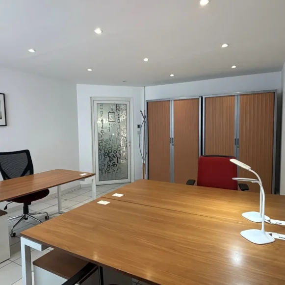 Bureau privé 18 m² 3 postes Coworking Chemin des Vernèdes Puget-sur-Argens 83480 - photo 1