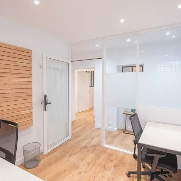 Bureau privé 11 m² 6 postes Coworking Rue Greneta Paris 75002 - photo 2