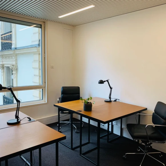 Bureau privé 14 m² 5 postes Coworking Cours Albert 1er Paris 75008 - photo 2