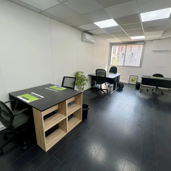 Bureau privé 25 m² 6 postes Coworking Rue Rabelais Montreuil 93100 - photo 1