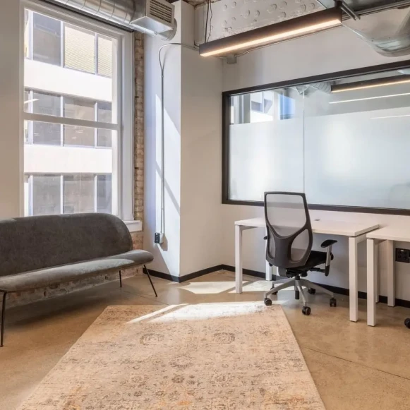 Bureau privé 6 m² 1 poste Location bureau Rue Jacqueline Auriol Marignane 13700 - photo 5