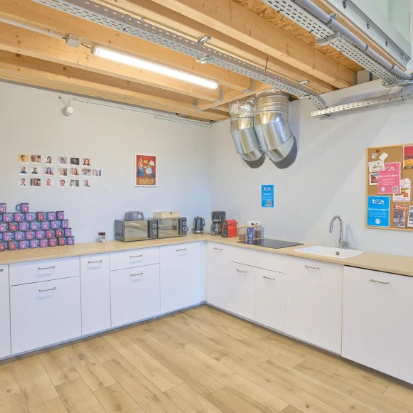 Bureau privé 15 m² 5 postes Coworking Cour des Cigarières Strasbourg 67000 - photo 3