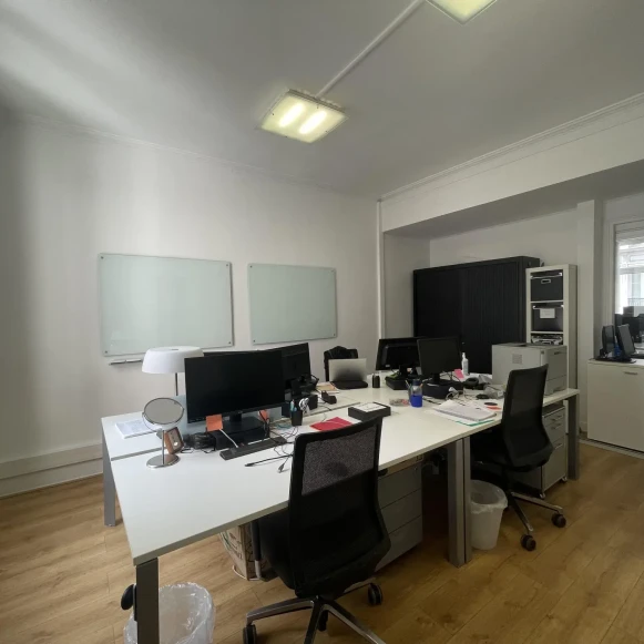 Bureau privé 16 m² 4 postes Coworking Rue Rougemont Paris 75009 - photo 2